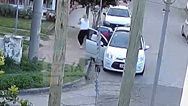 La desesperación de la mujer por salvar a su bebé antes de que los ladrones se llevaran el auto en barrio Jardín (Captura video).