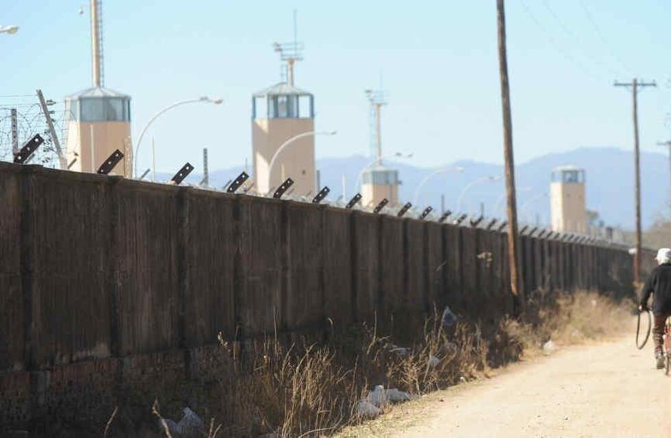 Córdoba: quiso ingresar droga a la cárcel con un remis “trucho”, pero la descubrieron