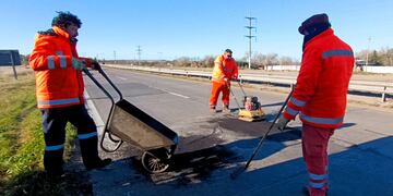 Personal de Vialidad realiza bacheo en la autopista Bahía Blanca - Punta Alta.