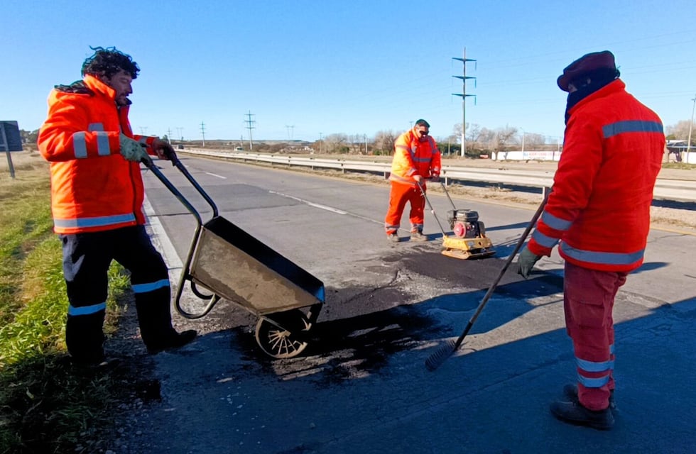 Realizan tareas de bacheo en la autopista Bahía Blanca - Punta Alta