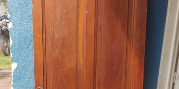 La puerta que le tiró el ladrón al efectivo. (Policía)