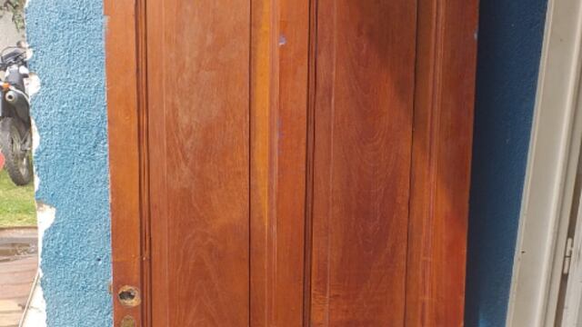 La puerta que le tiró el ladrón al efectivo. (Policía)