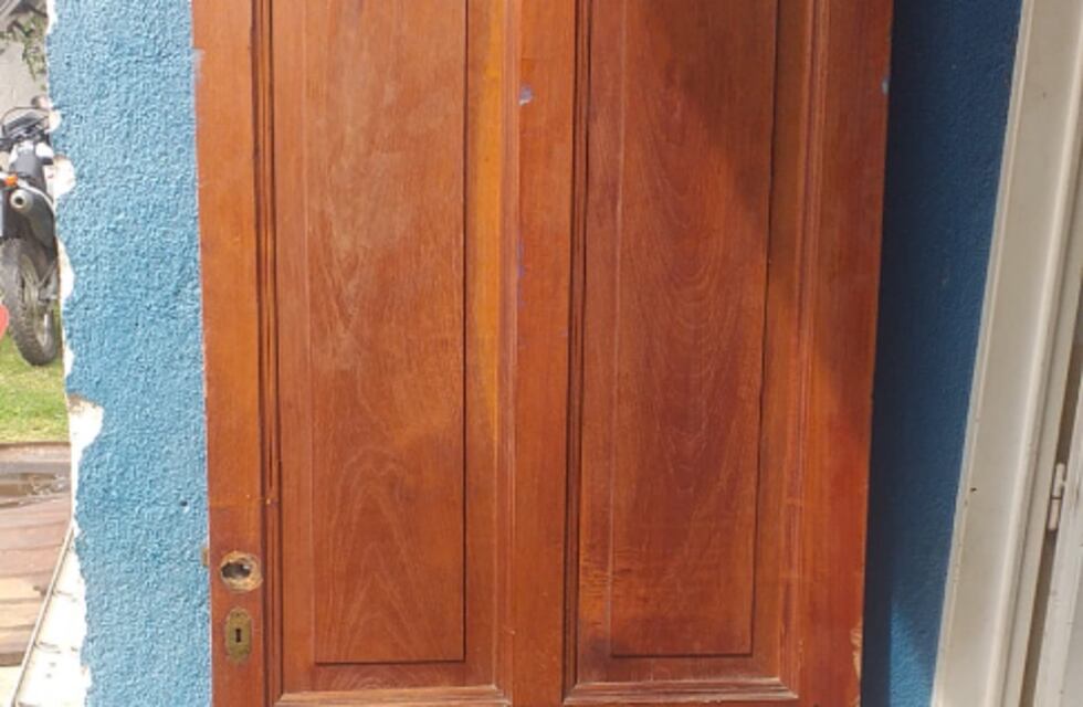 Córdoba: un policía descubrió a un ladrón robando en una casa y le tiró una puerta encima