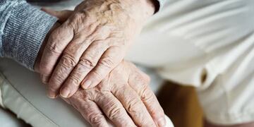 Violento robo en San Luis: delincuentes golpearon a una pareja de jubilados y se llevaron dinero para una operación (imagen ilustrativa)