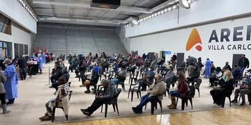 Vacunación contra el Covid-19 en el Estadio Arena de Villa Carlos Paz.