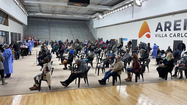 Vacunación contra el Covid-19 en el Estadio Arena de Villa Carlos Paz.