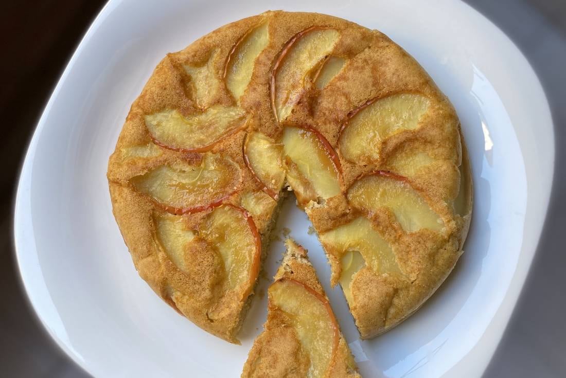 Receta de torta invertida de manzana.
