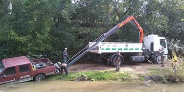 El rescate de una camioneta que cayó al arroyo de Tanti. (Municipalidad de Tanti).