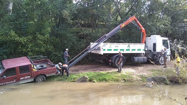 El rescate de una camioneta que cayó al arroyo de Tanti. (Municipalidad de Tanti).