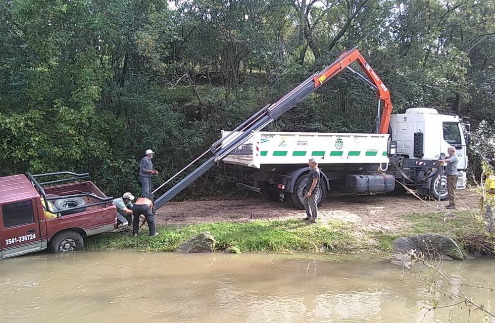 Así asistieron a una camioneta que cayó al arroyo de Tanti