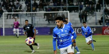 Mateo Bajamich, una de las armas de Estudiantes de Río Cuarto para el duelo con Temperley (Tomás Fragueiro / La Voz).