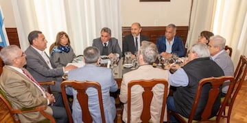 Comienzan las nuevas negociaciones por recomposición salarial de empleados del Estado.