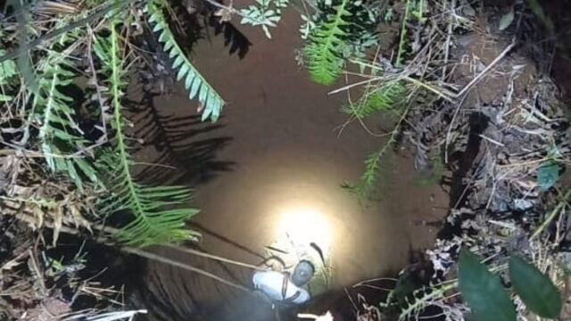 Campo Ramón: rescataron a un perro que cayó a un pozo de diez metros de profundidad.