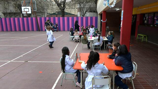 Los chicos se preparan para el regreso a las escuelas.