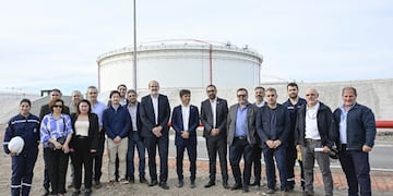 El Gobernador Axel Kicillof visitó las obras de expansión en Puerto Rosales.