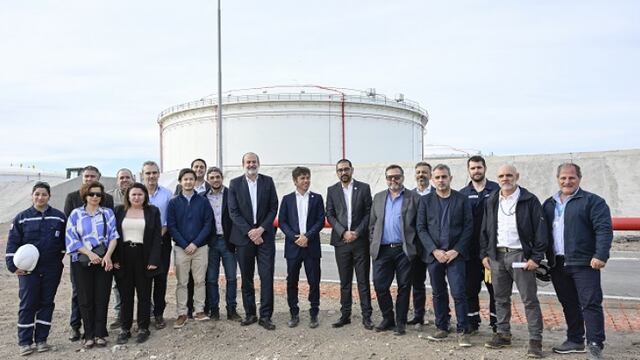 El Gobernador Axel Kicillof visitó las obras de expansión en Puerto Rosales.