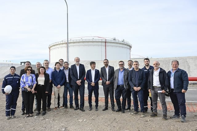 El Gobernador Axel Kicillof visitó las obras de expansión en Puerto Rosales.