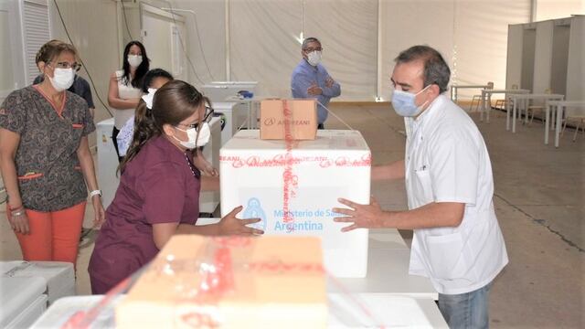 Miembros del equipo de inmunización que llevará a cabo la tarea en el HOSCAM 1 fueron los encargados de manipular el cargamento. (Archivo)