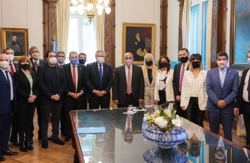 Jaldo junto al gabinete de ministros provincial fueron recibidos por el presidente Alberto Fernández