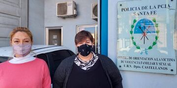 Carla Boidi y Mariana Bertolín, en la Comisaría de la Mujer