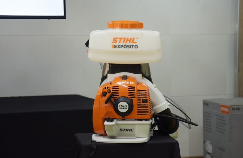 El Municipio entregó una moto sopladora a la Asociación Bomberos de Arroyito