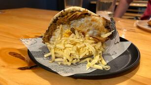 Carne mechada, caraotas (porotos negros), huevo a la plancha y queso es uno de los rellenos característicos de las arepas.