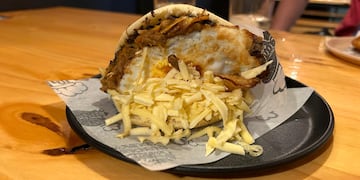 Carne mechada, caraotas (porotos negros), huevo a la plancha y queso es uno de los rellenos característicos de las arepas.