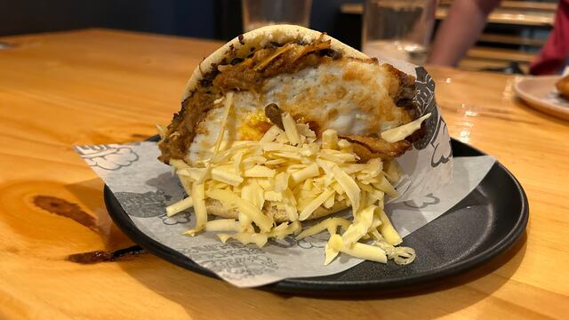 Carne mechada, caraotas (porotos negros), huevo a la plancha y queso es uno de los rellenos característicos de las arepas.