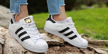 ¿Conviene comprar en Chile?: esto es lo que valen unas zapatillas Adidas.