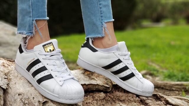¿Conviene comprar en Chile?: esto es lo que valen unas zapatillas Adidas.