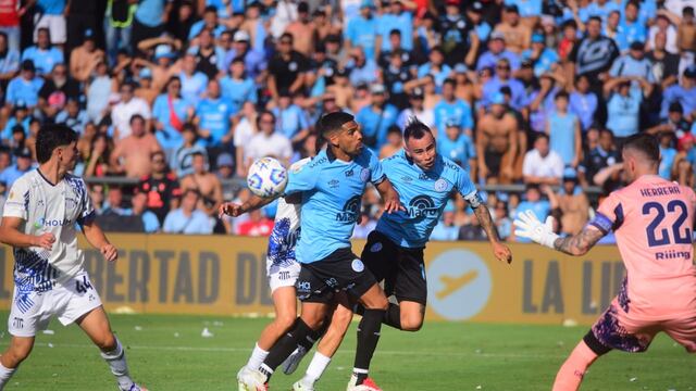 El "Chino" Zelarayán y Franco Jara se molestaron en lo que pudo ser gol de Belgrano ante Talleres (Javier Ferreyra - La Voz).