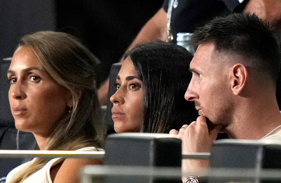 Ojo con el celular: Lionel Messi y Antonela Roccuzzo protagonizaron una foto viral