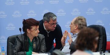 El jefe del bloque del Frente de Todos, Germán Martínez, junto al diputado Carlos Heller y la ministra de Trabajo, Raquel Olmos, durante el debate por el impuesto a las Ganancias (Foto: Federico López Claro)