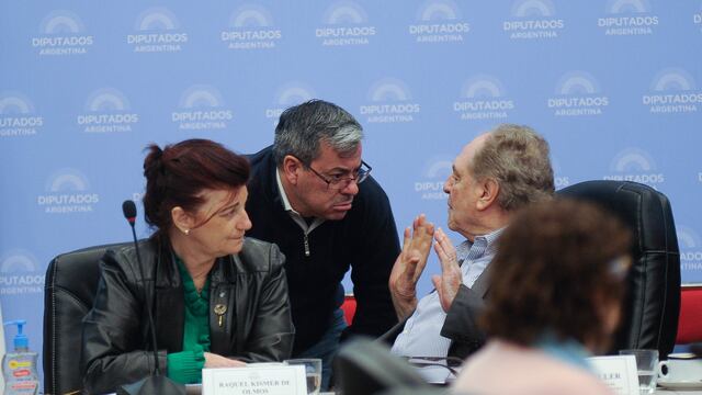 El jefe del bloque del Frente de Todos, Germán Martínez, junto al diputado Carlos Heller y la ministra de Trabajo, Raquel Olmos, durante el debate por el impuesto a las Ganancias (Foto: Federico López Claro)