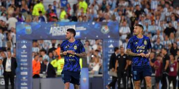 De Paul y Paredes en la previa del partido de la selección. (Prensa AFA).