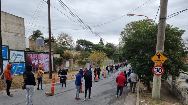 Largas colas para hisoparse en el centro CEDER de Carlos Paz.