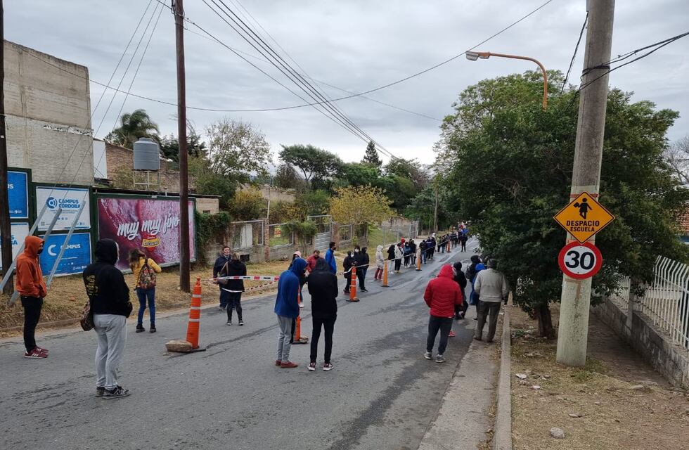 En la calle, bajo la lluvia y con bajas temperaturas, esperan para hisoparse en Carlos Paz