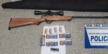 El arma y las municiones que la Policía incautó a los cazadores, en Elena.
