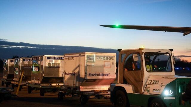 Llegó un lote de AstraZeneca desde España.