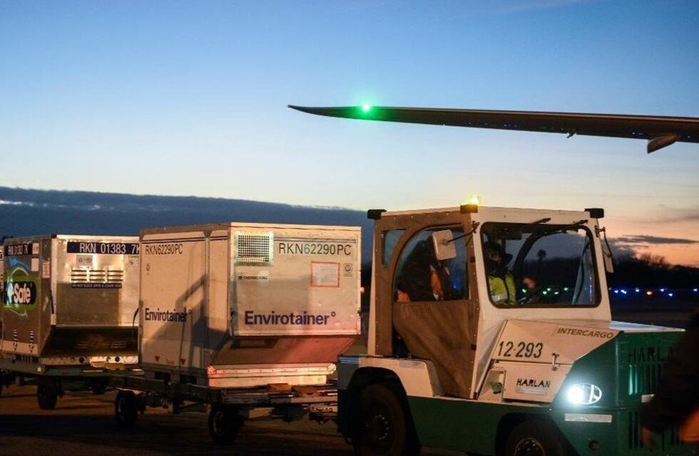 AstraZeneca: arribaron a Ezeiza 800 mil dosis donadas por España