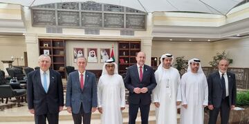Juan Schiaretti y Omar Perotti junto al director de Operaciones del Fondo de Abu Dhabi para el Desarrollo, Abdullah Al Hosni; y su par para Latinoamérica, Abdalla Al Mehraibi. También estuvo el ministro de Servicios Públicos de Córdoba, Fabián López. (Gobierno de Córdoba)