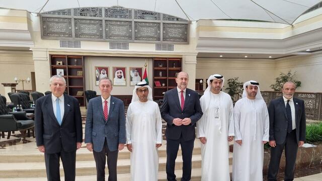 Juan Schiaretti y Omar Perotti junto al director de Operaciones del Fondo de Abu Dhabi para el Desarrollo, Abdullah Al Hosni; y su par para Latinoamérica, Abdalla Al Mehraibi. También estuvo el ministro de Servicios Públicos de Córdoba, Fabián López. (Gobierno de Córdoba)
