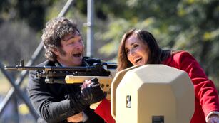 Javier Milei y Victoria Villarruel posaron en un tanque de guerra del Ejército. (AP / Gustavo Garello)