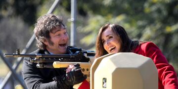 Javier Milei y Victoria Villarruel posaron en un tanque de guerra del Ejército. (AP / Gustavo Garello)