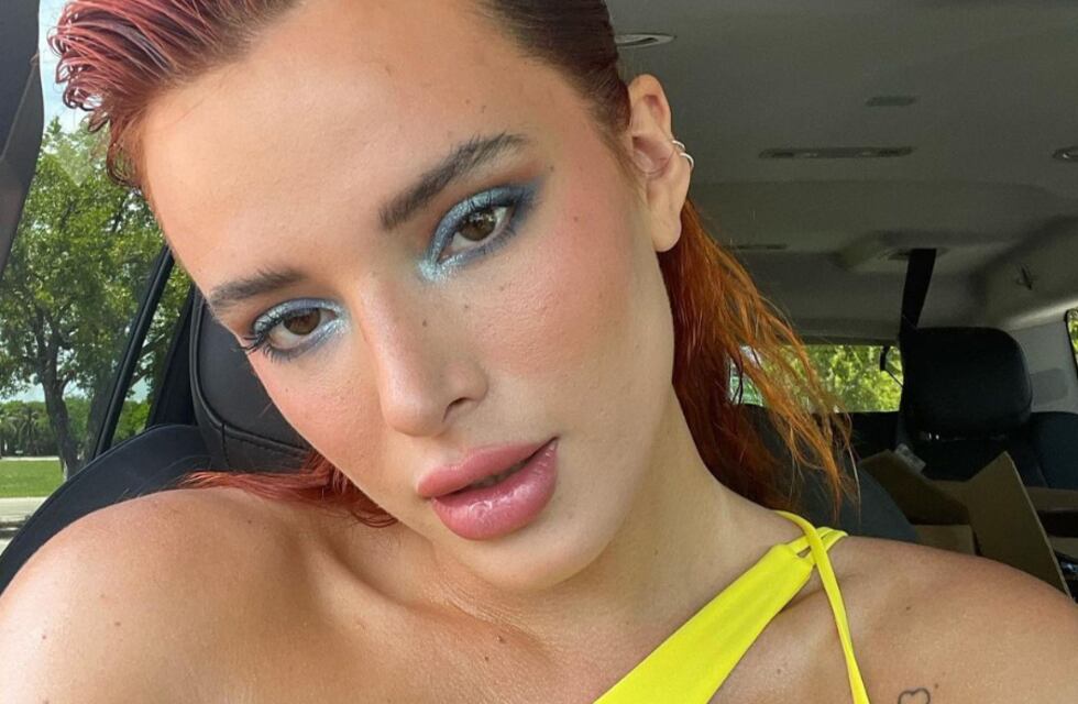 En microbikini amarilla, Bella Thorne se puso un crucifijo pero lució un look del demonio