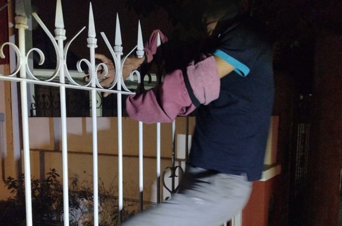 El salvaje delincuente tuvo que ser llevado al hospital (Gentileza @JavierSassi en Twitter).