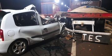Un auto chocó a un camión estacionado sobre el puente del arroyo Garupá.