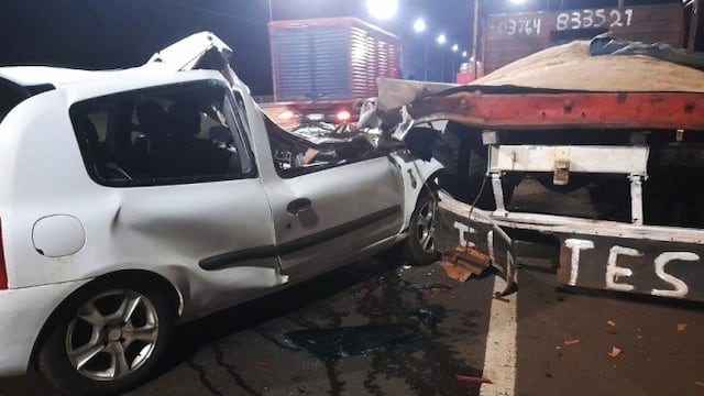 Un auto chocó a un camión estacionado sobre el puente del arroyo Garupá.
