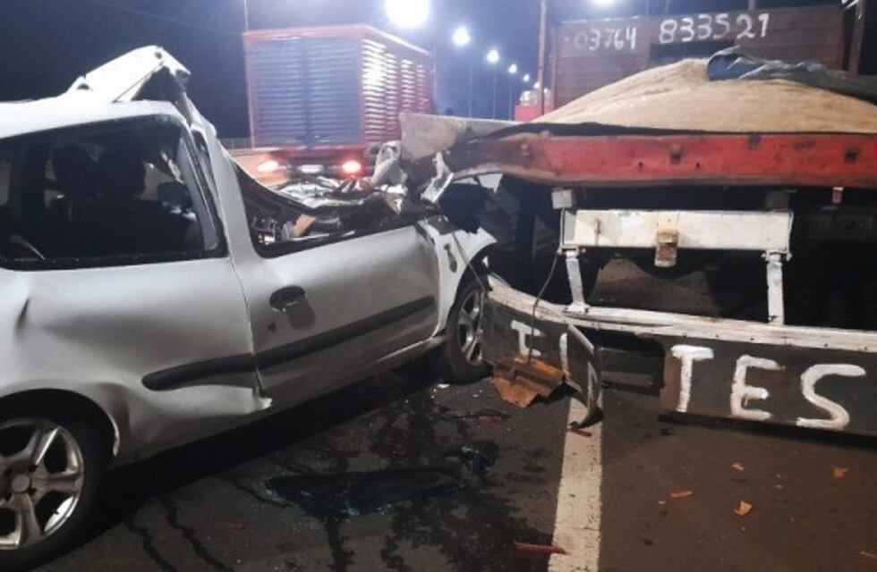Un auto chocó a un camión estacionado sobre el puente del arroyo Garupá