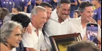Andrés Fassi y la celebración a pleno de Talleres. Lo rodean Daniel Valencia, y dos integrantes del gobierno de Córdoba e hinchas de la T: Miguel Siciliano y Manuel Calvo (Captura).